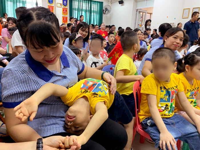 Giáo viên rất vất vả khi chăm sóc các cháu học sinh, nhưng luôn nỗ lực hoàn thành nhiệm vụ bằng tình yêu thương các cháu như người thân trong gia đình. Ảnh: Tùng Dương. Giáo viên rất vất vả khi chăm sóc các cháu học sinh, nhưng luôn nỗ lực hoàn thành nhiệm vụ bằng tình yêu thương các cháu như người thân trong gia đình. Ảnh: Tùng Dương.