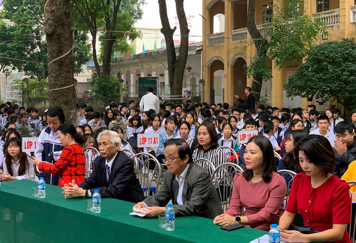 Giáo sư Nguyễn Lân Dũng, Ban giám hiệu nhà trường và đại diện Tạp chí điện tử Giáo dục Việt Nam tại buổi hội thảo. Ảnh: Tùng Dương.