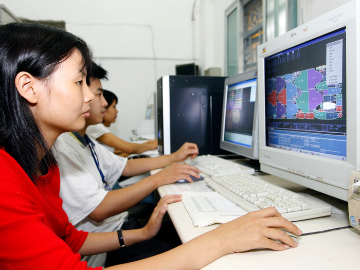 Người dân không phải ai cũng có đủ điều kiện để học lên đại học, nên khi học hết Trung học cơ sở thì họ đi học nghề, và vừa học vừa làm để tiến thân. Ảnh minh họa: Tùng Dương. Người dân không phải ai cũng có đủ điều kiện để học lên đại học, nên khi học hết Trung học cơ sở thì họ đi học nghề, và vừa học vừa làm để tiến thân. Ảnh minh họa: Tùng Dương.