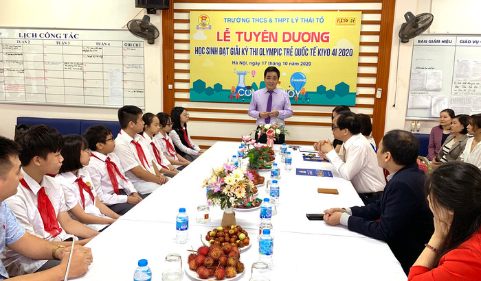 Thầy Đoàn Công Thạo - Trợ lý của Chủ tịch Hội đồng quản trị tổng công ty Vinaconex phụ trách giáo dục phát biểu tuyên dương các em học sinh đạt giải. Ảnh: TD. Thầy Đoàn Công Thạo - Trợ lý của Chủ tịch Hội đồng quản trị tổng công ty Vinaconex phụ trách giáo dục phát biểu tuyên dương các em học sinh đạt giải. Ảnh: TD.