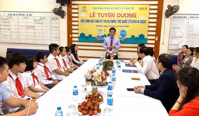 Thầy Đoàn Công Thạo - Trợ lý của Chủ tịch Hội đồng quản trị tổng công ty Vinaconex phụ trách giáo dục phát biểu tuyên dương các em học sinh đạt giải. Ảnh: TD. Thầy Đoàn Công Thạo - Trợ lý của Chủ tịch Hội đồng quản trị tổng công ty Vinaconex phụ trách giáo dục phát biểu tuyên dương các em học sinh đạt giải. Ảnh: TD.