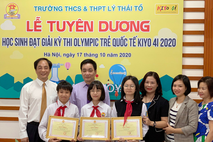 3 học sinh nhóm 2 bằng vốn từ tiếng Anh phong phú, khả năng thuyết trình lưu loát cùng kỹ thuật Công nghệ thông tin và khả năng lập luận tốt đã thuyết phục được ban giam khảo với đề tài Tìm hiểu về ảnh hưởng của việc chơi game đến tư duy của học sinh. Ảnh: TD. 3 học sinh nhóm 2 bằng vốn từ tiếng Anh phong phú, khả năng thuyết trình lưu loát cùng kỹ thuật Công nghệ thông tin và khả năng lập luận tốt đã thuyết phục được ban giam khảo với đề tài Tìm hiểu về ảnh hưởng của việc chơi game đến tư duy của học sinh. Ảnh: TD.