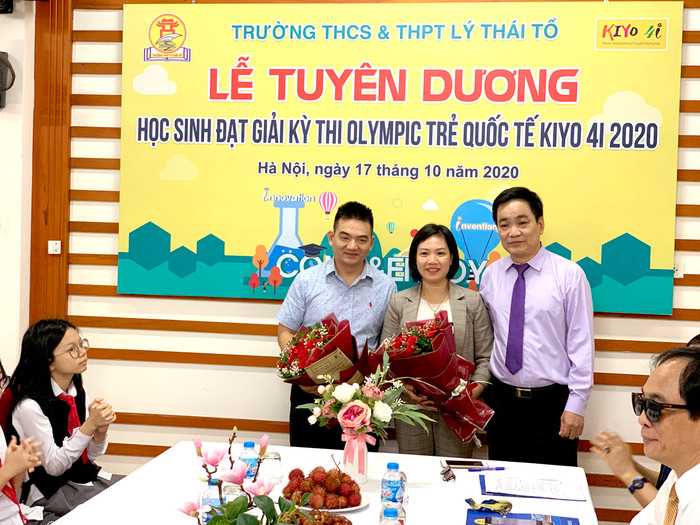 Thầy Đoàn Công Thạo - Trợ lý Chủ tịch Hội đồng quản trị vinaconex phụ trách về giáo dục (người bên phải ảnh) tặng hoa cho thầy Nguyễn Cao Khang và cô giáo Nguyễn Thị Thu Hiền, cả 2 giáo viên đã có đóng góp lớn vào thành công của 2 đội dự thi. Ảnh: TD. Thầy Đoàn Công Thạo - Trợ lý Chủ tịch Hội đồng quản trị vinaconex phụ trách về giáo dục (người bên phải ảnh) tặng hoa cho thầy Nguyễn Cao Khang và cô giáo Nguyễn Thị Thu Hiền, cả 2 giáo viên đã có đóng góp lớn vào thành công của 2 đội dự thi. Ảnh: TD.