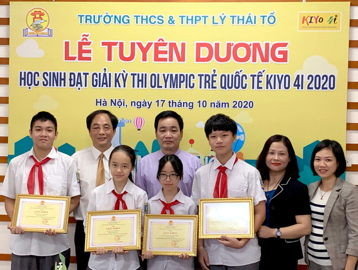 4 học sinh nhóm 1 với đề tài Nghiên cứu mang tính thực tiễn cao, chế tạo hạt nano Tio2 ứng dụng làm pin mặt trời và tìm hiểu về tiềm năng ứng dụng pin mặt trời tại Việt Nam. Ảnh: TD. 4 học sinh nhóm 1 với đề tài Nghiên cứu mang tính thực tiễn cao, chế tạo hạt nano Tio2 ứng dụng làm pin mặt trời và tìm hiểu về tiềm năng ứng dụng pin mặt trời tại Việt Nam. Ảnh: TD.