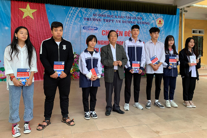 Giáo sư Nguyễn Lân Dũng giải đáp các câu hỏi của học sinh Trường Trung học phổ thông An Dương Vương (Đông Anh, Hà Nội). Ảnh: Tùng Dương.