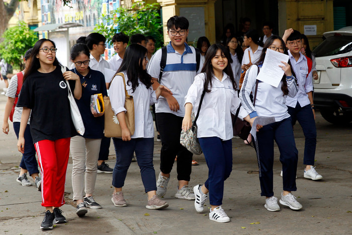 Theo cô Dương: &quot;Tuy nhiên tôi vẫn bảo lưu quan điểm khi chúng ta giảm tiêu chí về điểm số, về học bạ trong việc tuyển chọn thì việc học thêm cũng sẽ đỡ hơn phần nào&quot;. Ảnh minh họa: Tùng Dương.