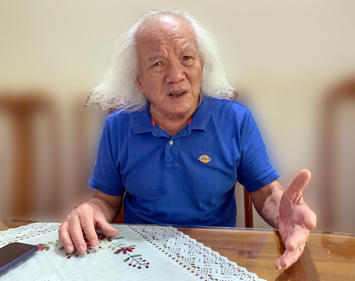 Theo thầy Ngọc : "Còn trước mắt thì không thể khác được, vẫn phải nhận các em học sinh đó vào trường và giúp các em ít nhiều có kiến thức. Không có cách nào khác". Ảnh: Tùng Dương. Theo thầy Ngọc : "Còn trước mắt thì không thể khác được, vẫn phải nhận các em học sinh đó vào trường và giúp các em ít nhiều có kiến thức. Không có cách nào khác". Ảnh: Tùng Dương.