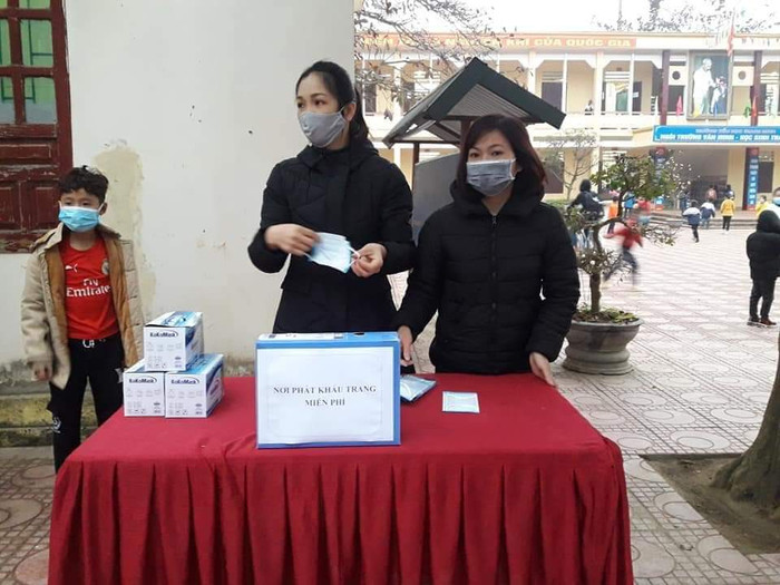 Phát khẩu trang cho học sinh và cán bộ giáo viên tại các trường trên địa bàn Thị xã Phú Thọ trong buổi học đầu tiên sau Tết. Ảnh: Phòng Giáo dục và Đào tạo Thị xã Phú Thọ, cung cấp. Phát khẩu trang cho học sinh và cán bộ giáo viên tại các trường trên địa bàn Thị xã Phú Thọ trong buổi học đầu tiên sau Tết. Ảnh: Phòng Giáo dục và Đào tạo Thị xã Phú Thọ, cung cấp.