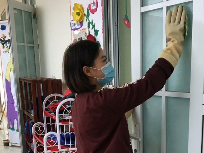 Tất cả các phòng học, cửa sổ và các trang thiết bị trong nhà trường đều được lau bằng nước diệt khuẩn. Ảnh: Phòng Giáo dục và Đào tạo Thị xã Phú Thọ cung cấp. Tất cả các phòng học, cửa sổ và các trang thiết bị trong nhà trường đều được lau bằng nước diệt khuẩn. Ảnh: Phòng Giáo dục và Đào tạo Thị xã Phú Thọ cung cấp.