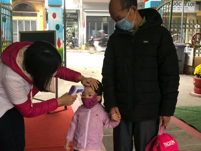 Các em học sinh từ bậc mầm non đến trung học cơ sở đều được kiểm tra thân nhiệt trong buổi đi học đầu tiên sau Tết. Ảnh: Phòng Giáo dục và Đào tạo Thị xã Phú Thọ, cung cấp. Các em học sinh từ bậc mầm non đến trung học cơ sở đều được kiểm tra thân nhiệt trong buổi đi học đầu tiên sau Tết. Ảnh: Phòng Giáo dục và Đào tạo Thị xã Phú Thọ, cung cấp.