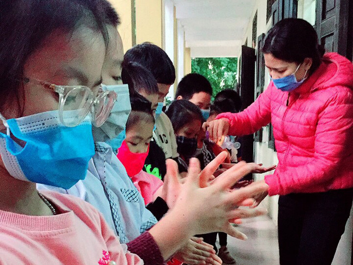 Trong buổi học đầu tiên sau kỳ nghỉ Tết, tất cả các học sinh đều được phổ biến cách rửa tay bằng xà phòng diệt khuẩn. Ảnh: Phòng Giáo dục và Đào tạo Thị xã Phú thọ, cung cấp. Trong buổi học đầu tiên sau kỳ nghỉ Tết, tất cả các học sinh đều được phổ biến cách rửa tay bằng xà phòng diệt khuẩn. Ảnh: Phòng Giáo dục và Đào tạo Thị xã Phú thọ, cung cấp.