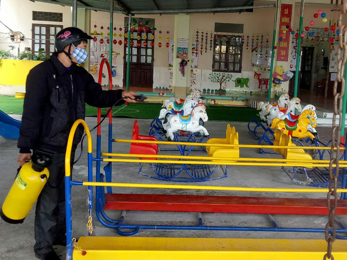 Tất cả các trường học từ bậc mầm non đến trung học cơ sở trên địa bàn Thị xã Phú Thọ đều được tổng vệ sinh sạch sẽ, phun thuốc diệt khuẩn phòng chống dịch Corona. Ảnh: Phòng Giáo dục và Đào tạo Thị xã Phú Thọ, cung cấp. Tất cả các trường học từ bậc mầm non đến trung học cơ sở trên địa bàn Thị xã Phú Thọ đều được tổng vệ sinh sạch sẽ, phun thuốc diệt khuẩn phòng chống dịch Corona. Ảnh: Phòng Giáo dục và Đào tạo Thị xã Phú Thọ, cung cấp.