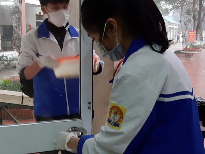Học sinh bậc trung học cơ sở của Thị xã Phú Thọ cũng tham gia vệ sinh phòng chống dịch.Ảnh: Phòng Giáo dục và Đào tạo Thị xã Phú Thọ, cung cấp. Học sinh bậc trung học cơ sở của Thị xã Phú Thọ cũng tham gia vệ sinh phòng chống dịch.Ảnh: Phòng Giáo dục và Đào tạo Thị xã Phú Thọ, cung cấp.