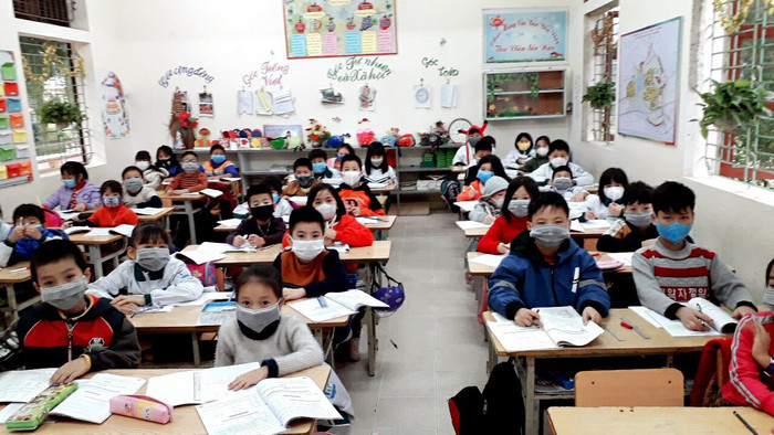 Trong buổi học đầu tiên sau kỳ nghỉ Tết, tất cả các học sinh đều được phát và thực hiện việc đeo khẩu trang y tế. Ảnh: Phòng Giáo dục và Đào tạo Thị xã Phú Thọ cung cấp. Trong buổi học đầu tiên sau kỳ nghỉ Tết, tất cả các học sinh đều được phát và thực hiện việc đeo khẩu trang y tế. Ảnh: Phòng Giáo dục và Đào tạo Thị xã Phú Thọ cung cấp.