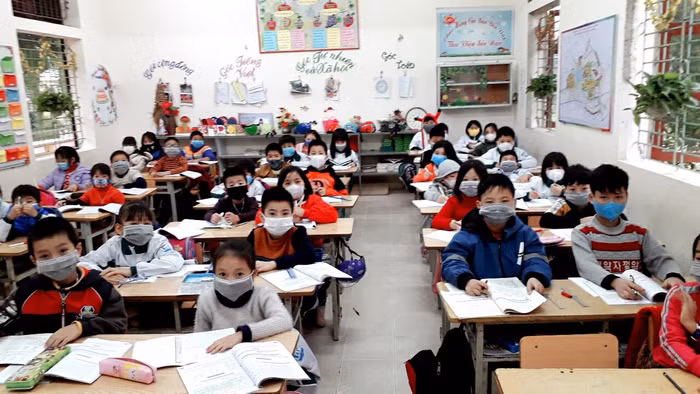 Trong buổi học đầu tiên sau kỳ nghỉ Tết, tất cả các học sinh đều được phát và thực hiện việc đeo khẩu trang y tế. Ảnh: Phòng Giáo dục và Đào tạo Thị xã Phú Thọ cung cấp. Trong buổi học đầu tiên sau kỳ nghỉ Tết, tất cả các học sinh đều được phát và thực hiện việc đeo khẩu trang y tế. Ảnh: Phòng Giáo dục và Đào tạo Thị xã Phú Thọ cung cấp.