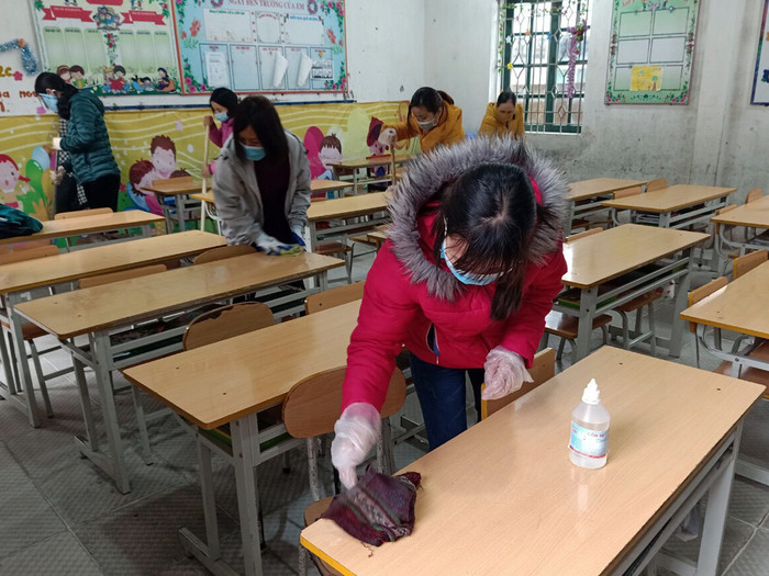 Các cán bộ, giáo viên trên địa bàn Thị xã Phú Thọ tham gia công tác vệ sinh phòng chống dịch Corona. Ảnh: Phòng Giáo dục và Đào tạo Thị xã Phú Thọ cung cấp. Các cán bộ, giáo viên trên địa bàn Thị xã Phú Thọ tham gia công tác vệ sinh phòng chống dịch Corona. Ảnh: Phòng Giáo dục và Đào tạo Thị xã Phú Thọ cung cấp.