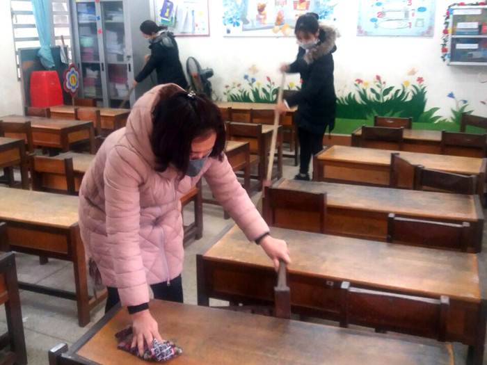 Phân công giáo viên, nhân viên trực tại trường đảm bảo công tác an ninh, an toàn trường học và công tác phòng, chống dịch. Ảnh: Phòng Giáo dục và Đào tạo Thị xã Phú Thọ, cung cấp. Phân công giáo viên, nhân viên trực tại trường đảm bảo công tác an ninh, an toàn trường học và công tác phòng, chống dịch. Ảnh: Phòng Giáo dục và Đào tạo Thị xã Phú Thọ, cung cấp.