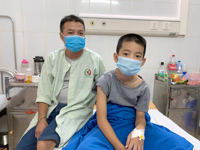 Anh Dũng cho biết xung quanh hàng xóm cũng có khá nhiều cháu có hiện tượng tương tự như buồn nôn, đau đầu, chóng mặt, đi ngoài… nhưng nhẹ hơn nên vẫn đi học.Ảnh: TD. Anh Dũng cho biết xung quanh hàng xóm cũng có khá nhiều cháu có hiện tượng tương tự như buồn nôn, đau đầu, chóng mặt, đi ngoài… nhưng nhẹ hơn nên vẫn đi học.Ảnh: TD.