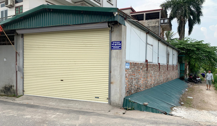 Nhà xưởng của Công ty cung cấp suất ăn sẵn Vũ Quỳnh ngay bên cạnh Trường Tiểu học Tiên Dương, hiện nay công ty này đã đóng cửa. Ảnh: TD. Nhà xưởng của Công ty cung cấp suất ăn sẵn Vũ Quỳnh ngay bên cạnh Trường Tiểu học Tiên Dương, hiện nay công ty này đã đóng cửa. Ảnh: TD.