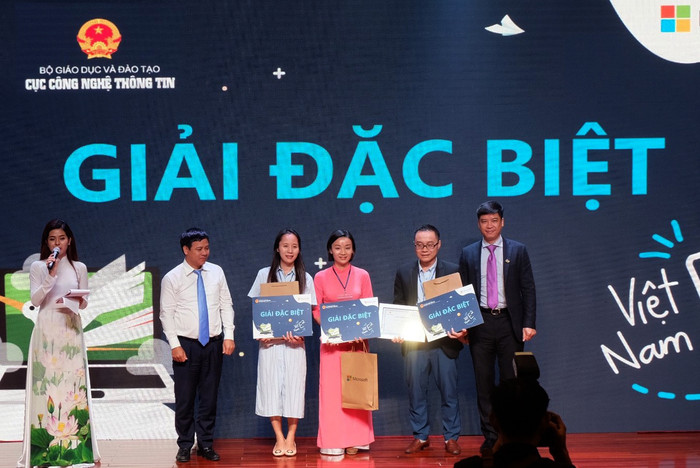 Cô Bùi Diệu Linh (người ở giữa) trong Lễ trao giải đặc biệt Diễn đàn Giáo dục sáng tạo Education Exchange 2020 do Microsoft và Cục Công nghệ thông tin - Bộ Giáo dục và Đào tạo tổ chức. Ảnh: Nhân vật cung cấp. Cô Bùi Diệu Linh (người ở giữa) trong Lễ trao giải đặc biệt Diễn đàn Giáo dục sáng tạo Education Exchange 2020 do Microsoft và Cục Công nghệ thông tin - Bộ Giáo dục và Đào tạo tổ chức. Ảnh: Nhân vật cung cấp.