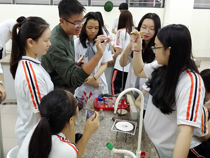 Trong quá trình các con thực hành, nếu khúc mắc chỗ nào mà cần đến sự giúp đỡ của tôi thì các em sẽ để lại câu hỏi, lời nhắn qua phần mềm công nghệ thông tin. Ảnh: Nhân vật cung cấp. Trong quá trình các con thực hành, nếu khúc mắc chỗ nào mà cần đến sự giúp đỡ của tôi thì các em sẽ để lại câu hỏi, lời nhắn qua phần mềm công nghệ thông tin. Ảnh: Nhân vật cung cấp.