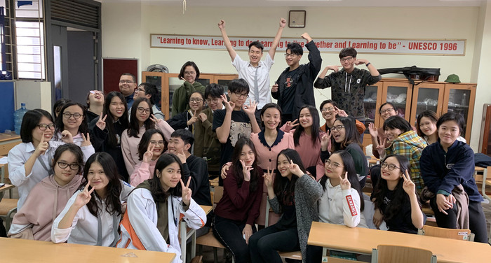 Cô Bùi Diệu Linh - Giáo viên dạy môn Hóa học và các em học sinh lớp 12 Anh 2, Trường Trung học phổ thông chuyên Hà Nội - Amsterdam. Ảnh: Tùng Dương. Cô Bùi Diệu Linh - Giáo viên dạy môn Hóa học và các em học sinh lớp 12 Anh 2, Trường Trung học phổ thông chuyên Hà Nội - Amsterdam. Ảnh: Tùng Dương.