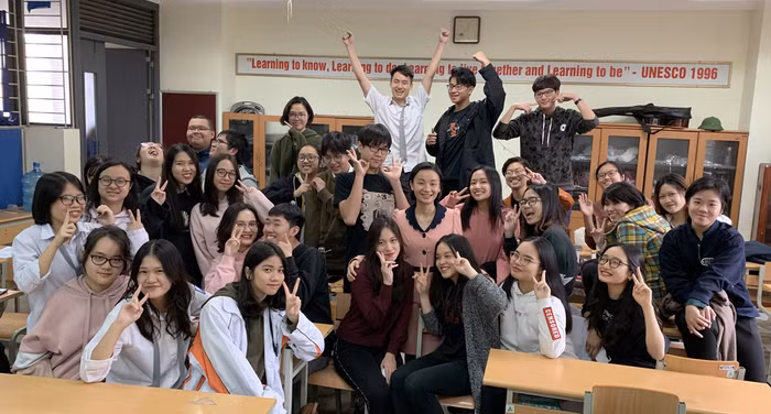 Cô Bùi Diệu Linh - Giáo viên dạy môn Hóa học và các em học sinh lớp 12 Anh 2, Trường Trung học phổ thông chuyên Hà Nội - Amsterdam. Ảnh: Tùng Dương.