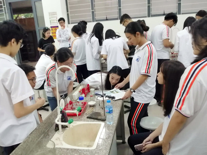 Nếu chỉ dạy lý thuyết không thôi thì việc học dễ bị nhàm chán với những kiến thức khó và khô khan, nhất là với những học sinh không phải lớp chuyên Hóa. Ảnh: Nhân vật cung cấp. Nếu chỉ dạy lý thuyết không thôi thì việc học dễ bị nhàm chán với những kiến thức khó và khô khan, nhất là với những học sinh không phải lớp chuyên Hóa. Ảnh: Nhân vật cung cấp.