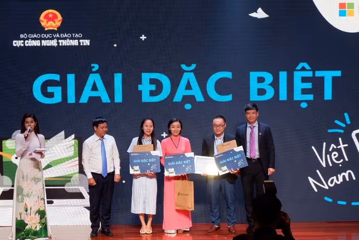 Cô Bùi Diệu Linh (người ở giữa) trong Lễ trao giải đặc biệt Diễn đàn Giáo dục sáng tạo Education Exchange 2020 do Microsoft và Cục Công nghệ thông tin - Bộ Giáo dục và Đào tạo tổ chức. Ảnh: Nhân vật cung cấp.