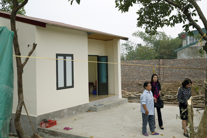 Bà Trịnh Thị Nguyệt đã xúc động và gửi lời cảm ơn đến Báo điện tử Giáo dục Việt Nam cũng như các nhà tài trợ, đã giúp cho bà có nơi ăn chốn ở nhân dịp Tết đến xuân về. Ảnh: Tùng Dương.