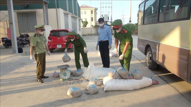 Lực lượng chức năng kiểm đếm số lượng thực phẩm bẩn. Ảnh: Trịnh Duy Hưng. Lực lượng chức năng kiểm đếm số lượng thực phẩm bẩn. Ảnh: Trịnh Duy Hưng.