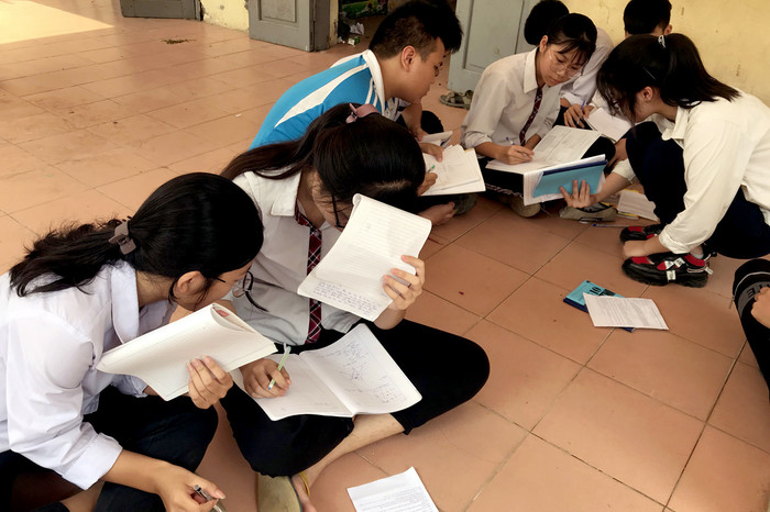 Kiến thức đến với học sinh từ nhiều nguồn khác nhau. Ảnh minh họa: Tùng Dương. Kiến thức đến với học sinh từ nhiều nguồn khác nhau. Ảnh minh họa: Tùng Dương.