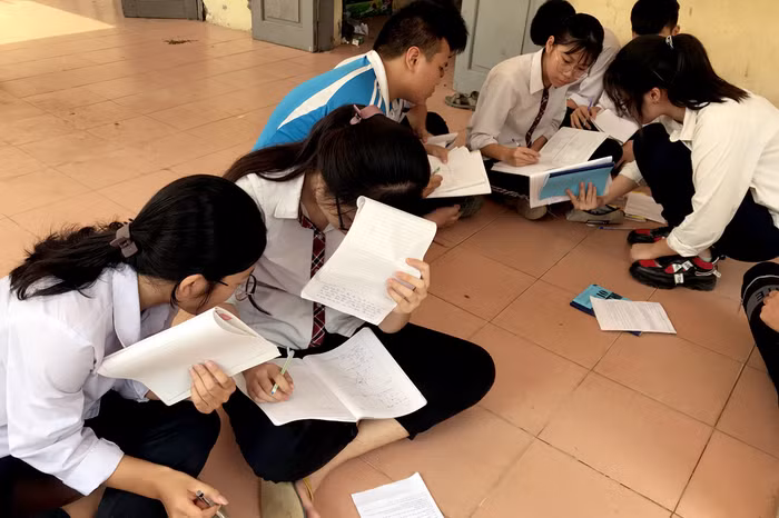 Kiến thức đến với học sinh từ nhiều nguồn khác nhau. Ảnh minh họa: Tùng Dương.