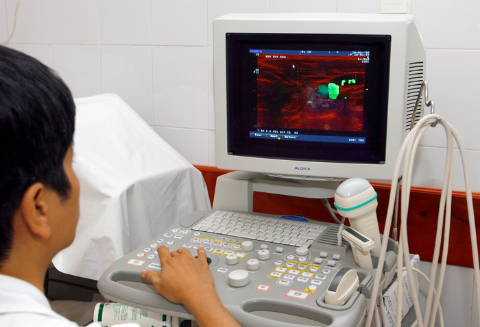 Cũng theo Bảo hiểm xã hội Việt Nam: Để phát triển trạm y tế xã hiện nay, rất cần các địa phương quan tâm đầu tư trang thiết bị, máy móc, cơ sở hạ tầng. Ảnh minh họa: Tùng Dương.