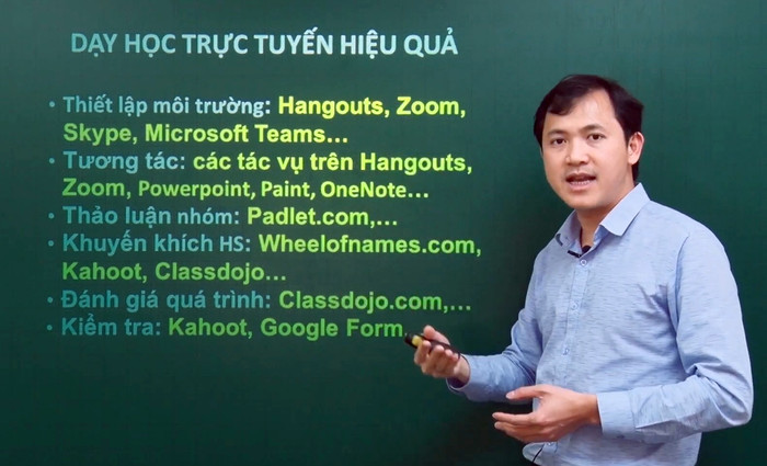 Thầy Đỗ Văn Bảo: "Cách để chúng ta phối hợp các phần mềm, các công cụ với nhau để giúp cho những giờ học trực tuyến hiệu quả, sinh động gần giống như những giờ học trực tiếp". Ảnh: Tùng Dương. Thầy Đỗ Văn Bảo: "Cách để chúng ta phối hợp các phần mềm, các công cụ với nhau để giúp cho những giờ học trực tuyến hiệu quả, sinh động gần giống như những giờ học trực tiếp". Ảnh: Tùng Dương.