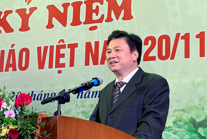 Nhà giáo ưu tú,Tiến sĩ Nguyễn Hữu Độ - Thứ trưởng Bộ Giáo dục và Đào tạo phát biểu căn dặn thầy và trò nhà trường trong lễ kỷ niệm. Ảnh: Tùng Dương.