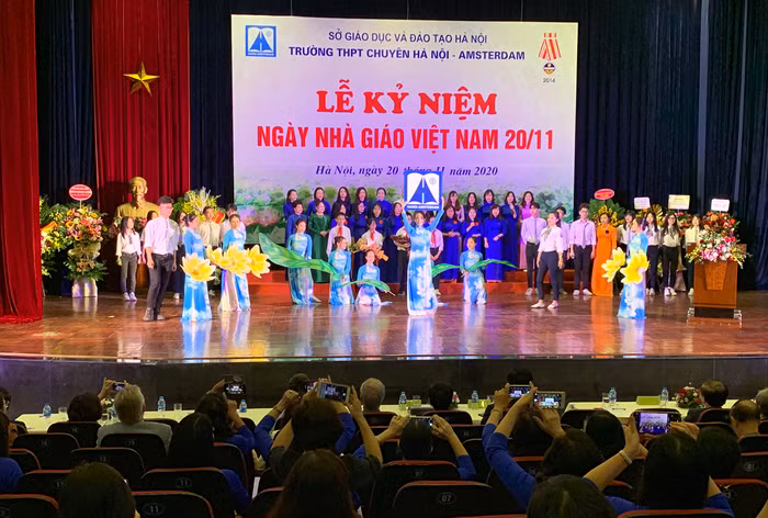 Nhà giáo Trần Thùy Dương - Hiệu trưởng Trường trung học phổ thông Chuyên Hà Nội - Amsterdam: “Giáo dục luôn là vấn đề cốt lõi, quyết định sự phát triển của đất nước, nâng cao tầm vóc và vị thế của dân tộc". Ảnh: Tùng Dương. Nhà giáo Trần Thùy Dương - Hiệu trưởng Trường trung học phổ thông Chuyên Hà Nội - Amsterdam: “Giáo dục luôn là vấn đề cốt lõi, quyết định sự phát triển của đất nước, nâng cao tầm vóc và vị thế của dân tộc". Ảnh: Tùng Dương.