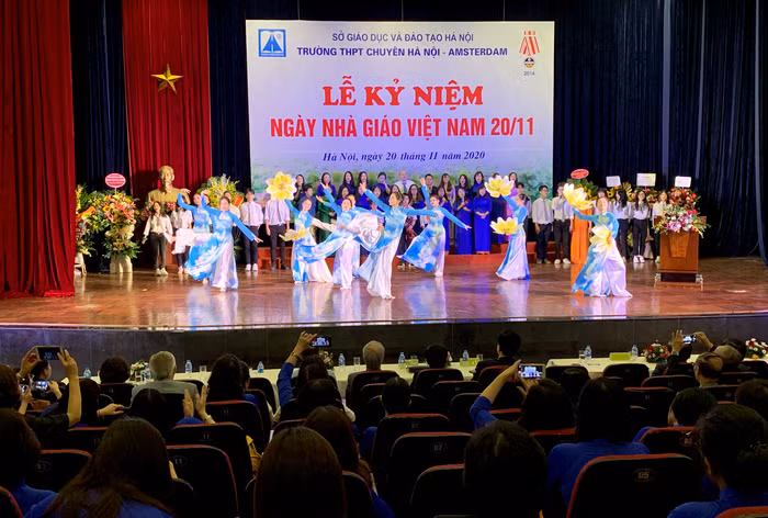 Quang cảnh lễ kỷ niệm ngày nhà giáo Việt Nam tại Trường trung học phổ thông Chuyên Hà Nội - Amsterdam. Ảnh: Tùng Dương. Quang cảnh lễ kỷ niệm ngày nhà giáo Việt Nam tại Trường trung học phổ thông Chuyên Hà Nội - Amsterdam. Ảnh: Tùng Dương.