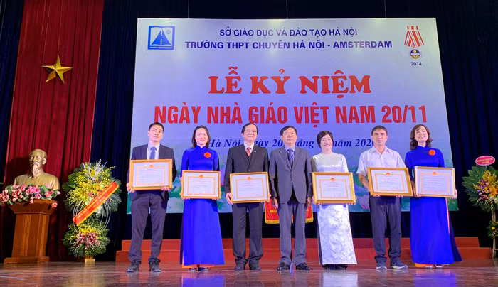 Ông Phạm Thanh Học - Phó thường trực ban Tuyên giáo Thành ủy Hà Nội (người đứng giữa) đang trao tặng Bằng khen của Chủ tịch Ủy ban nhân dân Thành phố Hà Nội cho 6 giáo viên nhà trường đã có thành tích xuất sắc hướng dẫn học sinh trong các kỳ thi quốc tế năm học 2019 - 2020. Ảnh: Tùng Dương. Ông Phạm Thanh Học - Phó thường trực ban Tuyên giáo Thành ủy Hà Nội (người đứng giữa) đang trao tặng Bằng khen của Chủ tịch Ủy ban nhân dân Thành phố Hà Nội cho 6 giáo viên nhà trường đã có thành tích xuất sắc hướng dẫn học sinh trong các kỳ thi quốc tế năm học 2019 - 2020. Ảnh: Tùng Dương.