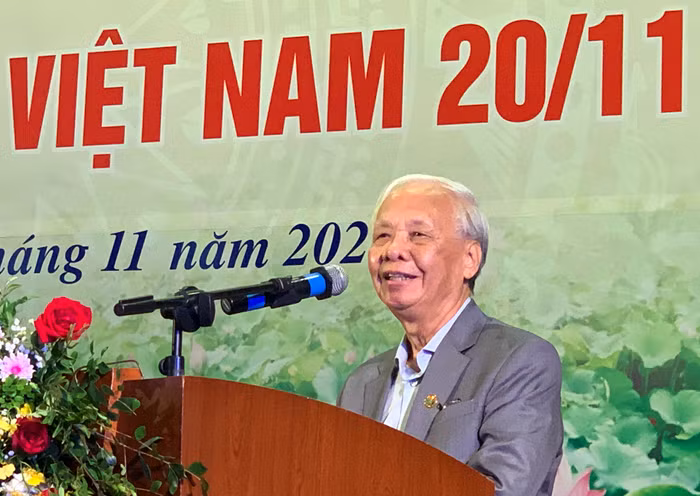 Nhà giáo Nguyễn Kim Hoãn, nguyên hiệu trưởng Trường trung học phổ thông Chuyên Hà Nội - Amsterdam phát biểu tại lễ kỷ niệm. Ảnh: Tùng Dương. Nhà giáo Nguyễn Kim Hoãn, nguyên hiệu trưởng Trường trung học phổ thông Chuyên Hà Nội - Amsterdam phát biểu tại lễ kỷ niệm. Ảnh: Tùng Dương.