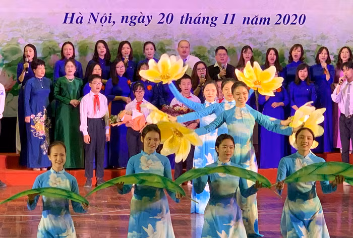 Tập thể giáo viên, học sinh Trường trung học phổ thông Chuyên Hà Nội - Amsterdam biểu diễn văn nghệ tại lễ kỷ niệm. Ảnh: Tùng Dương. Tập thể giáo viên, học sinh Trường trung học phổ thông Chuyên Hà Nội - Amsterdam biểu diễn văn nghệ tại lễ kỷ niệm. Ảnh: Tùng Dương.