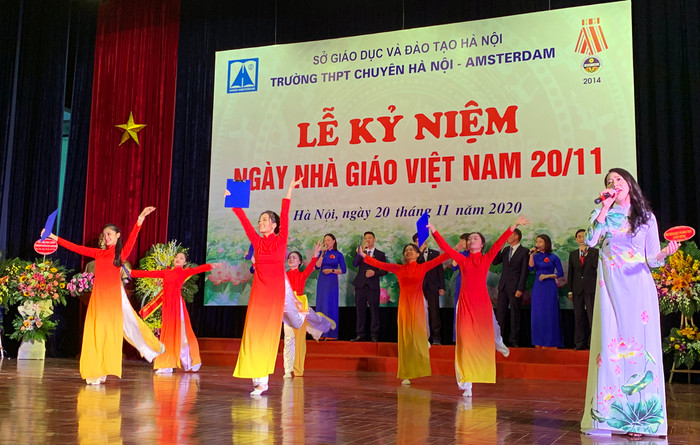 Tiết mục văn nghệ của tập thể giáo viên Trường trung học phổ thông Chuyên Hà Nội - Amsterdam tại lễ kỷ niệm ngày nhà giáo Việt Nam. Ảnh: Tùng Dương.