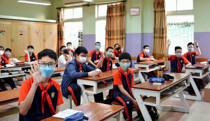 Học sinh lớp 12 từ chỗ trước đây khá băn khoăn, lo lắng thì đến bây giờ các em đã có thể yên tâm hơn rất nhiều, và đối với học sinh lớp 9 cũng vậy, các em đã ổn định tâm lí để tập trung vào việc học. Ảnh: Nhà trường cung cấp. Học sinh lớp 12 từ chỗ trước đây khá băn khoăn, lo lắng thì đến bây giờ các em đã có thể yên tâm hơn rất nhiều, và đối với học sinh lớp 9 cũng vậy, các em đã ổn định tâm lí để tập trung vào việc học. Ảnh: Nhà trường cung cấp.