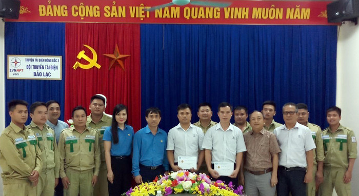 Thăm hỏi, tặng quà các đơn vị.Ảnh: EVNNPT. Thăm hỏi, tặng quà các đơn vị.Ảnh: EVNNPT.