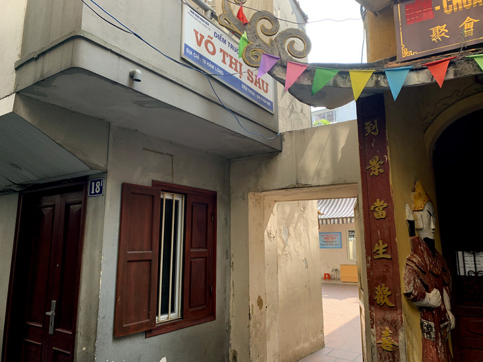 Cổng vào Điểm Trường tiểu học Võ Thị Sáu chỉ rộng có 1m ngang và nằm sau trong ngõ 18 phố Hàm Long, Hà Nội. Ngõ hẹp này sẽ khó khăn cho việc tiếp cận nếu có tình huống khẩn cấp xảy ra. Ảnh: Tùng Dương. Cổng vào Điểm Trường tiểu học Võ Thị Sáu chỉ rộng có 1m ngang và nằm sau trong ngõ 18 phố Hàm Long, Hà Nội. Ngõ hẹp này sẽ khó khăn cho việc tiếp cận nếu có tình huống khẩn cấp xảy ra. Ảnh: Tùng Dương.