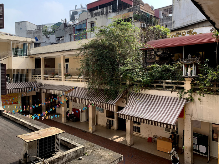 Điểm Trường tiểu học Võ Thị Sáu phải học nhờ trên đất chùa Hàm Long tại ngõ 18 phố Hàm Long, Hà Nội. Ảnh: Tùng Dương. Điểm Trường tiểu học Võ Thị Sáu phải học nhờ trên đất chùa Hàm Long tại ngõ 18 phố Hàm Long, Hà Nội. Ảnh: Tùng Dương.