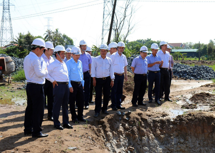 Đoàn công tác kiểm tra tình hình thi công vị trí đấu nối số 2A Dự án TBA 220 kV Bến Lức.