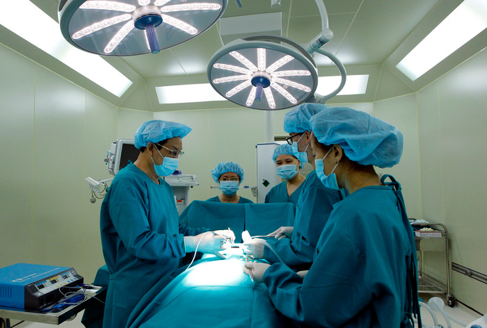 Mỗi thầy thuốc trẻ luôn ý thức về sứ mệnh cao cả của mình, rèn luyện, nâng cao đạo đức, khiêm tốn học tập các thế hệ đi trước, tiếp cận nhanh tiến bộ khoa học kỹ thuật, tích lũy kinh nghiệm, xem niềm tin của bệnh nhân, của xã hội là mục tiêu phấn đấu. Ảnh minh họa: Tùng Dương.