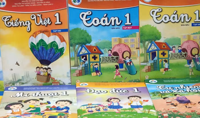 Có nhất thiết rằng sách giáo khoa phải in khổ lớn, in 4 mầu và dùng loại giấy quá tốt để tăng giá thành, gây ảnh hưởng đến người dân? Ảnh: Như Ý.
