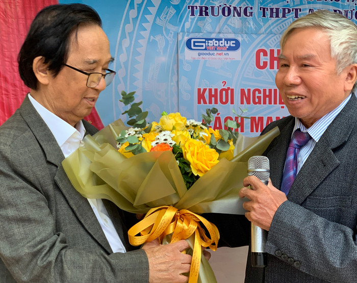 Nhà Giáo Dương Mạnh Hải - Hiệu trưởng Trường Trung học phổ thông An Dương Vương (người bên phải ảnh) trao tặng hoa cho Giáo sư Nguyễn Lân Dũng . Ảnh: Tùng Dương.